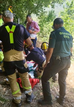 Rescate de una mujer accidentada en la Garganta de Monchones en Villanueva de la Vera (Cáceres)