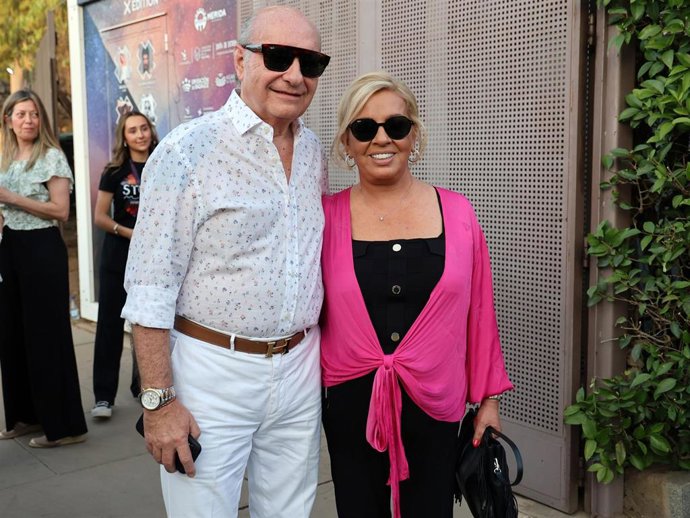 Carmen Borrego y José Carlos Bernal llegan al Teatro Romado par asistir al concierto de Raphael en su vuelta a los escenarios