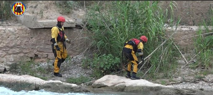 Bomberos buscan al joven desaparecido en el Túria
