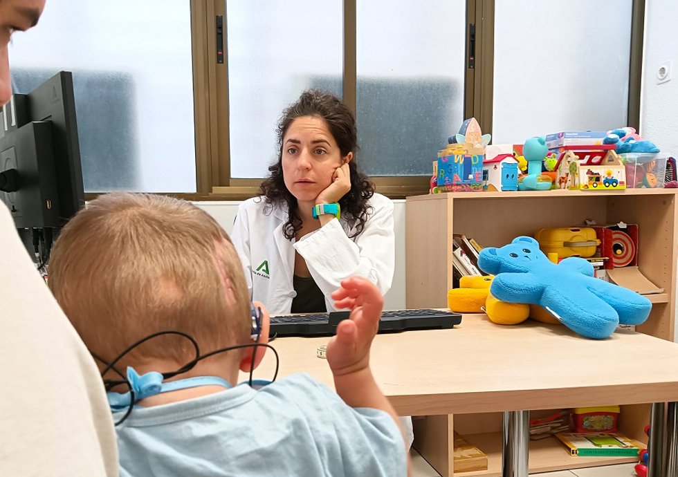 Un menor con TEA en una consulta de Neuropediatría del Hospital Macarena