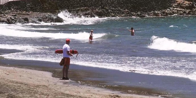 Un socorrista en una playa de Canarias