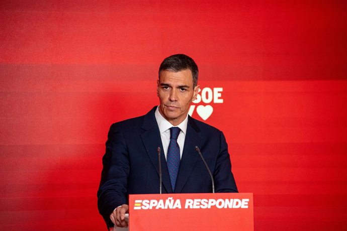 O presidente do governo e secretário-geral do PSOE, Pedro Sánchez, durante uma coletiva de imprensa na sede do PSOE em Ferraz, em 12 de junho de 2025, em Madri (Espanha). Sánchez aparece após o Secretário de Organização do PSOE ter se pronunciado.