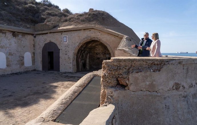 La alcaldesa, Noelia Arroyo, visita la batería de San Leandro (imagen de archivo)