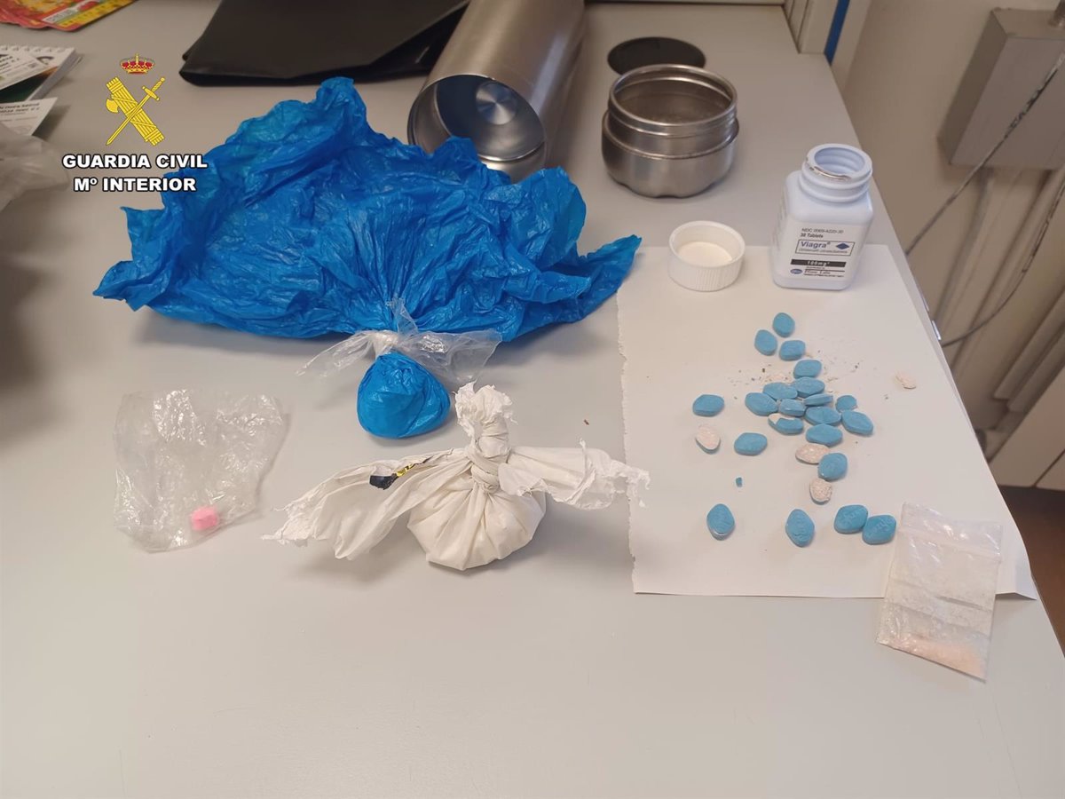 Detenido tras ser sorprendido mientras circulaba por la LR-115 llevando drogas en su vehículo