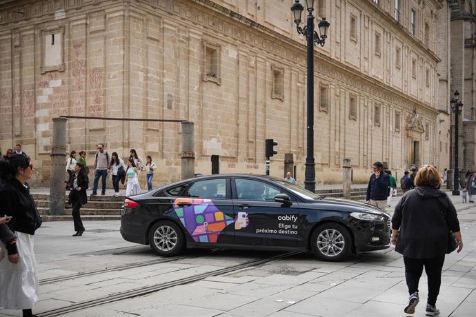 Archivo - Un vehículo VTC circula por una calle del centro de Sevilla. A 02 de abril de 2024, en Sevilla (Andalucía, España).