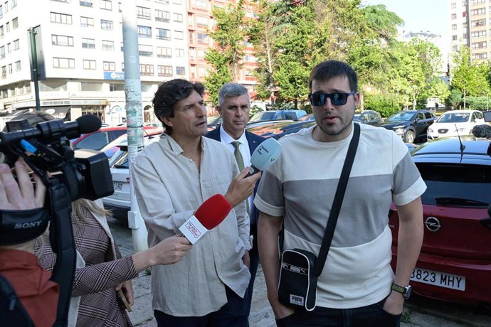 Archivo - Uno de los hijos de la mujer asesinada en Cabanas, en su llegada a la Audiencia Pronvincial de A Coruña
