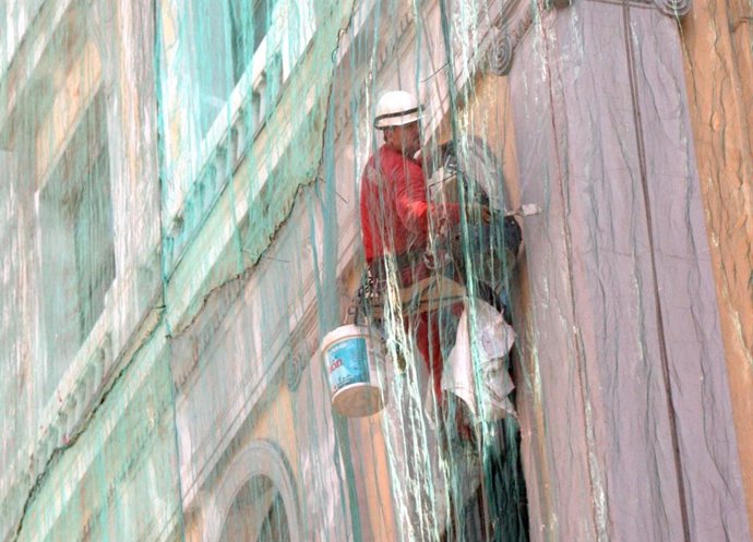 Archivo - Trabajador extranjero