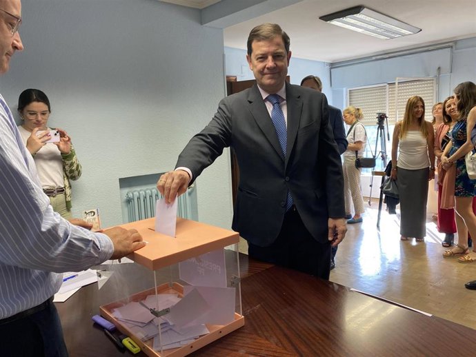 El presidente del PP, Alfonso Fernández Mañueco, vota para las Primaras del PP en Salamanca