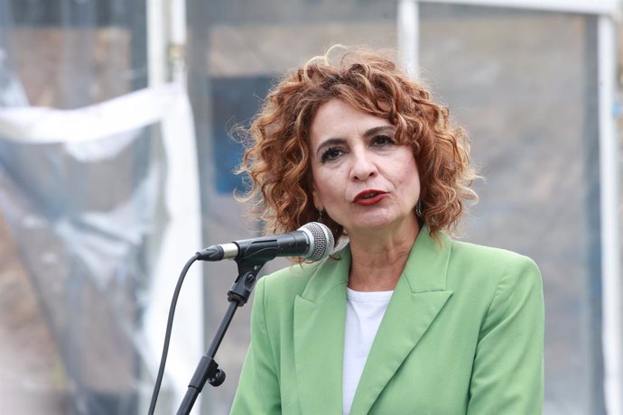 Archivo - La vicepresidenta primera del Gobierno y ministra de Hacienda, María Jesús Montero, atienden a los medios durante la inauguración las obras del 'Túnel de Cabecera'. A 02 de mayo de 2025, en Constantina, Sevilla (Foto de archivo).