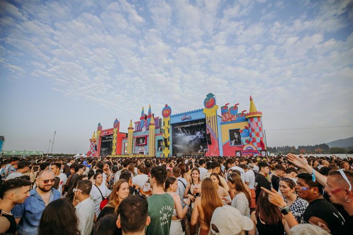 Archivo - Asistentes al festival Boombastic