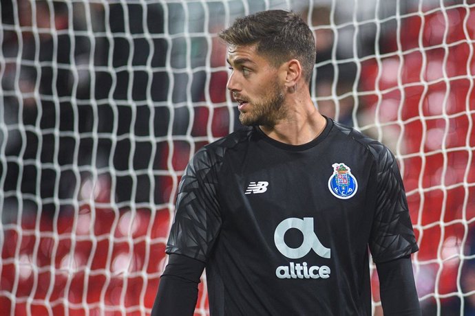 Archivo - FC Porto's goalkeeper Claudio Ramos (14) warms up before the UEFA Champions League, Group B football match between Liverpool FC and FC Porto on November 24, 2021 at Anfield stadium in Liverpool, England - Photo Philip Bryan / ProSportsImages / D