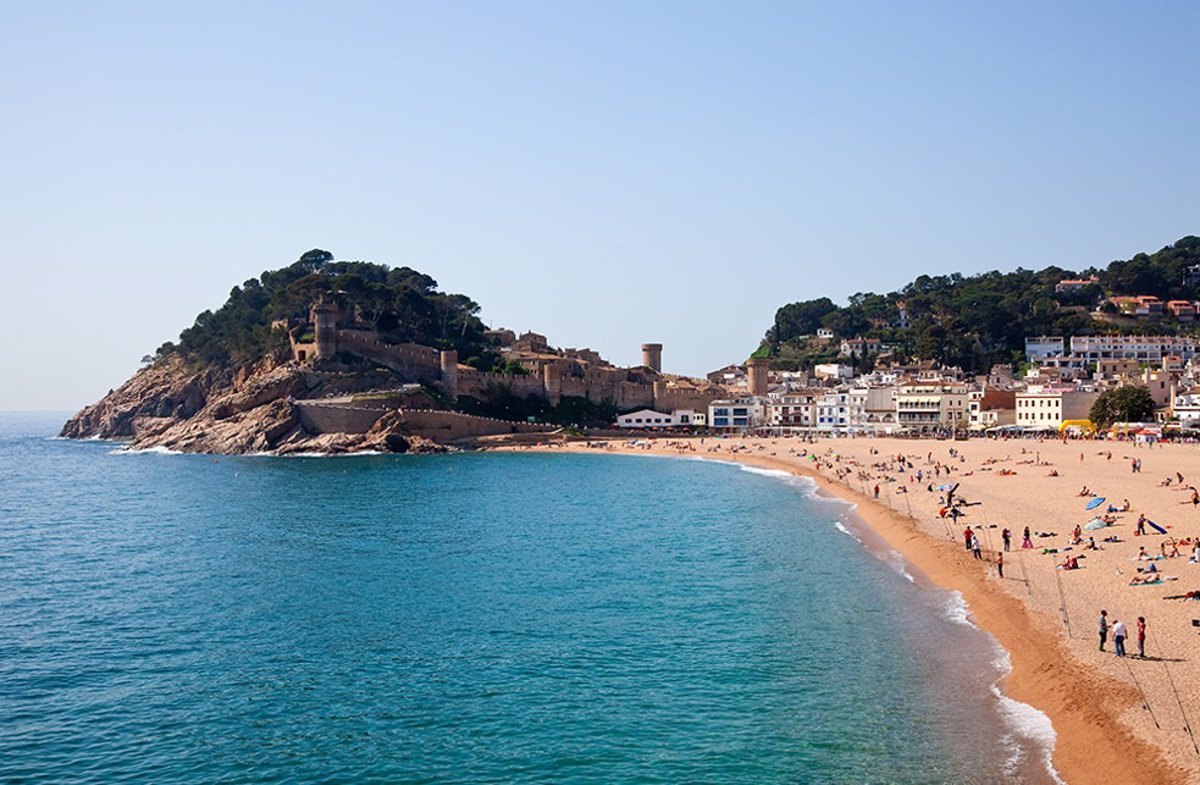 Comprar una vivienda en la costa es un 4,78% más caro y alquilar lo es un 8,55%, según pisos.com