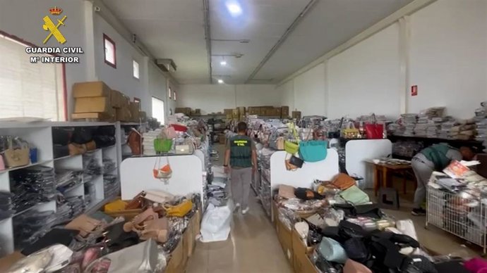 Desmantelada en Elche una red dedicada a importar y distribuir ropa falsificada con cinco detenidos