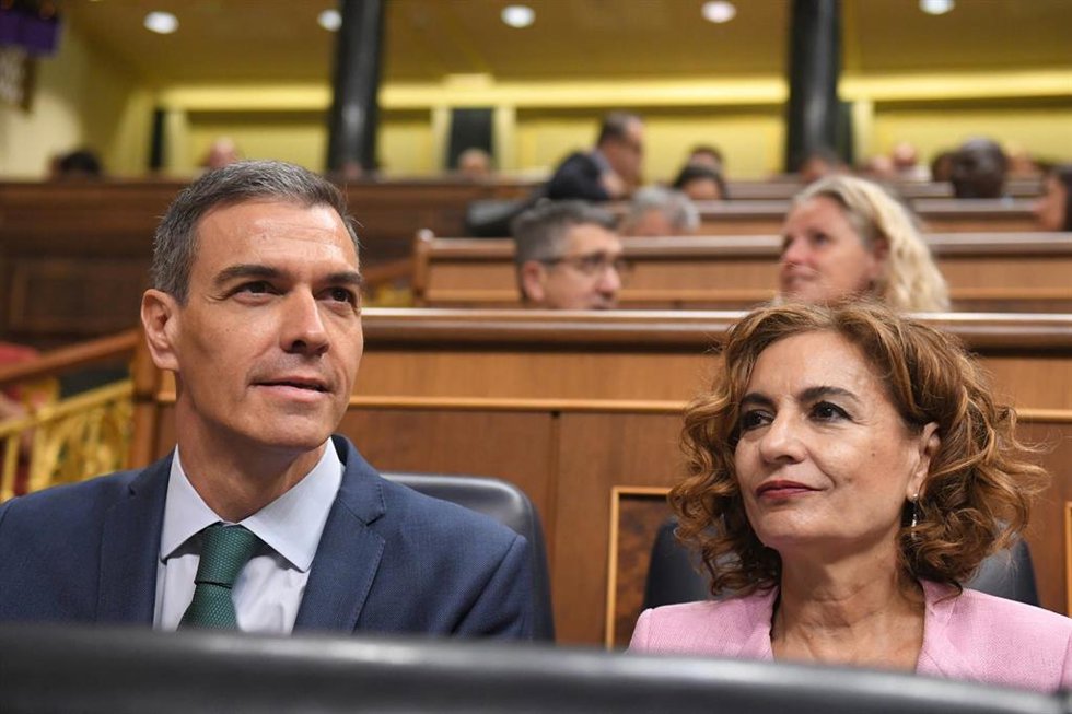 El presidente del Gobierno, Pedro Sánchez, y la vicepresidenta primera y ministra de Hacienda, María Jesús Montero, durante una sesión de control al Gobierno, en el Congreso de los Diputados, a 11 de junio de 2025, en Madrid (España).
