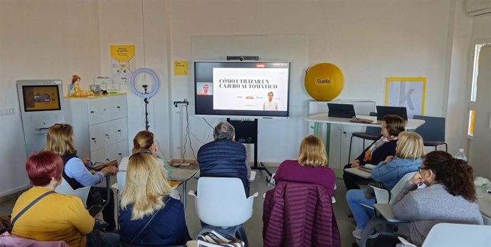 El Proyecto Edufinet, programa de educación financiera promovido por la Fundación Unicaja y Unicaja, concluye la tercera edición de su Proyecto Embajadores, iniciada el pasado abril, en la que se han registrado más de 800 personas mayores