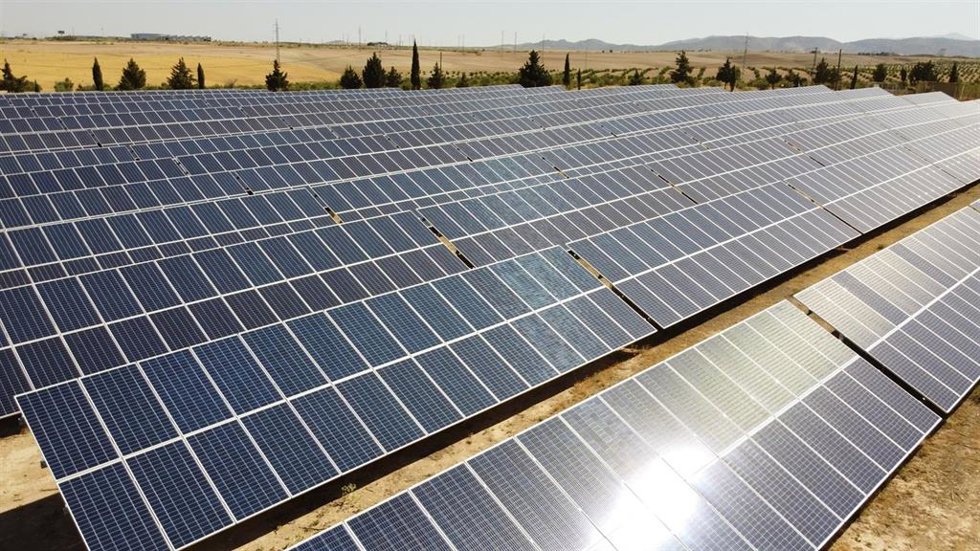 Archivo - Paneles fotovoltaicos en una imagen de archivo