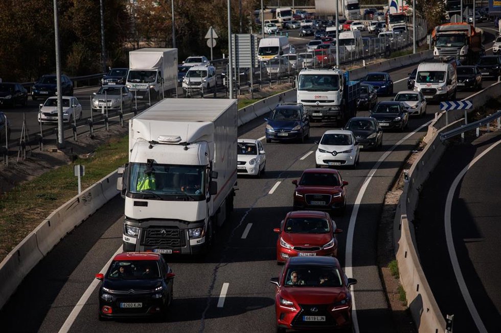 Archivo - Circulación en la autovía del Este, la A-3, durante la operación salida del puente de diciembre 2022, a 2 de diciembre de 2022, en Madrid (España). Tráfico pone en marcha hoy a las 15.00 horas y hasta la medianoche del domingo 11 de diciembre 