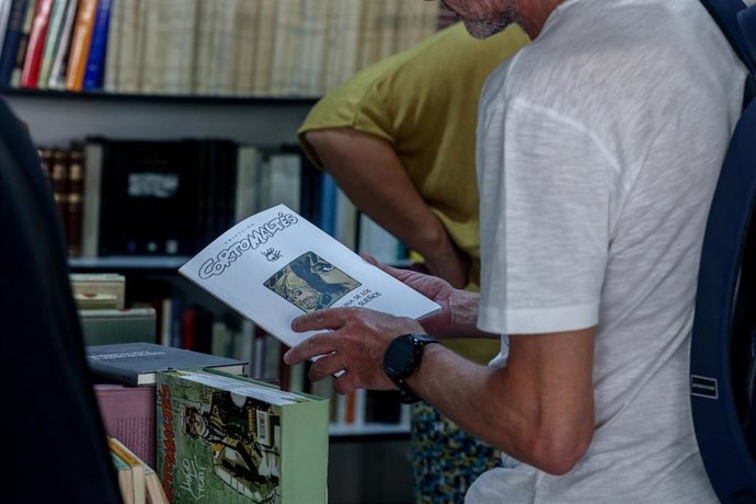 Archivo - Una persona ojea un libro