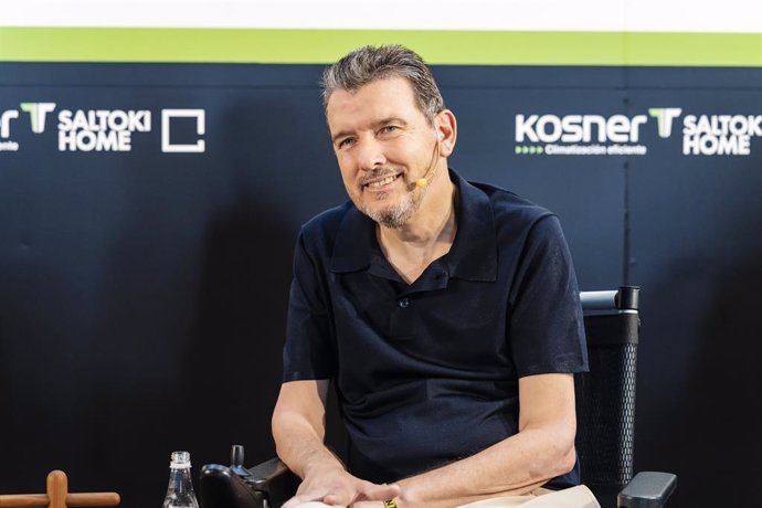 Archivo - El exportero de fútbol Juan Carlos Unzué en un acto con Saltoki-Kosner, equipo participante en la Skoda Titan Desert de Marruecos que ha donado más de 24.000 euros para la lucha contra la ELA.