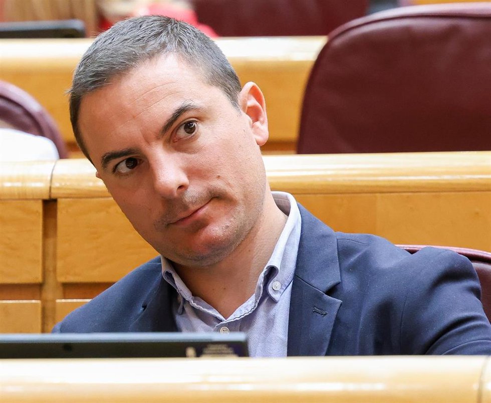 Archivo - El senador del PSOE, Juan Lobato, durante un pleno en el Senado, a 9 de abril de 2025, en Madrid (España). El grupo popular defiende durante el pleno de hoy una moción para reprobar a la vicepresidenta primera y ministra de Hacienda, por el 