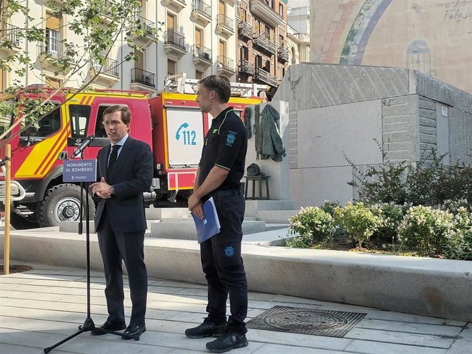 La plaza del Carmen recuerda con una escultura a los diez bomberos fallecidos en los Almacenes Arias hace casi 38 años