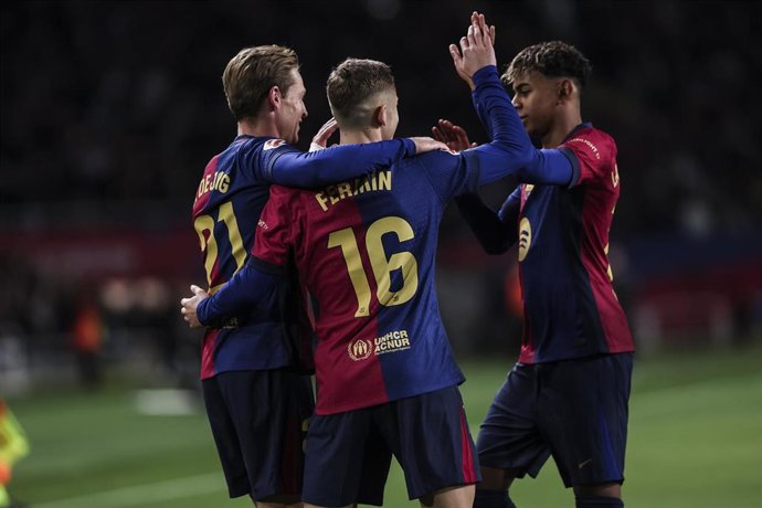 Archivo - Los jugadores del FC Barcelona celebrando un gol frente al Valencia CF