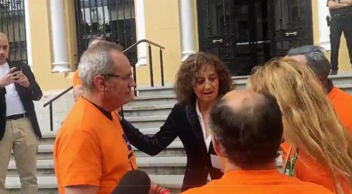 Eva Ledo, falando con representantes de docentes de la enseñanza alcordada  