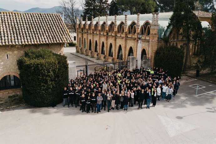L'equip de Raventós Codorníu davant  la seu de la companyia