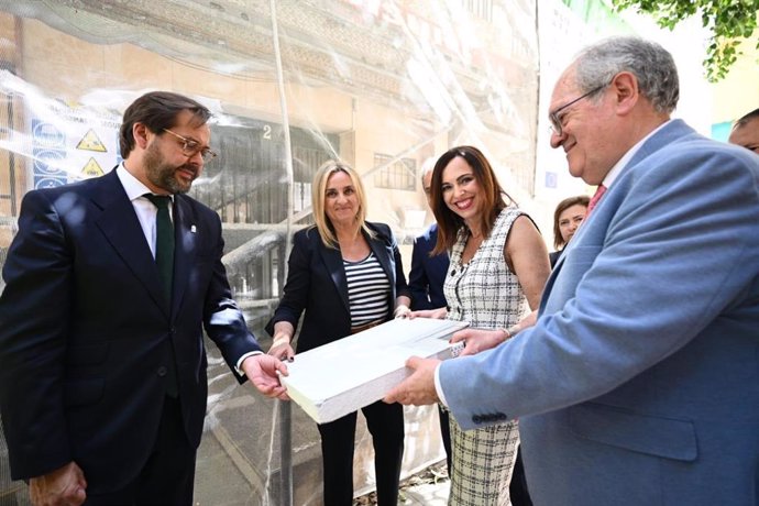 De izquierda a derecha el delegado del Gobierno andaluz en Granada, Antonio Granados, la alcaldesa, Marifrán Carazo, la consejera de Fomento, Rocío Díaz, y el delegado del ramo en la Junta, Antonio Ayllón