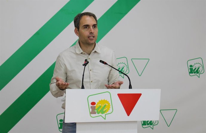 El coordinador general de IU Andalucía y diputado en el Congreso, Toni Valero, en rueda de prensa en Málaga