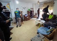 La Guardia Civil desmantela un punto de venta de polen de hachís en un piso de Águilas (Murcia)