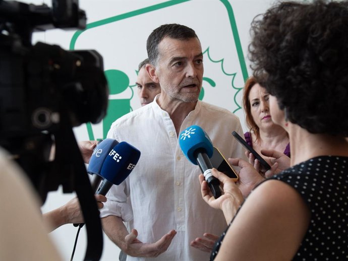 O coordenador federal da IU, Antonio Maíllo, em uma coletiva de imprensa em Granada.