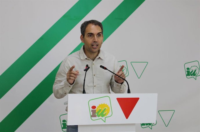 El coordinador regional de IU en Andalucía, Toni Valero, en rueda de prensa.