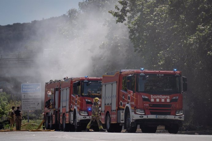 Archivo - Camions de bombers en un incendi 