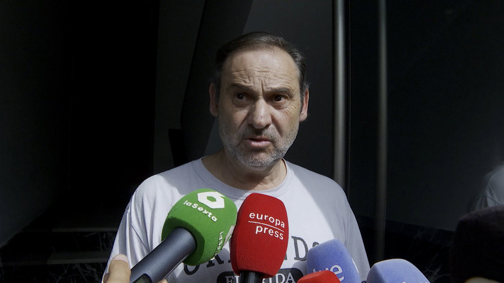 El exministro de Transportes José Luis Ábalos, ofrece declaraciones a los medios tras el registro de la UCO a su vivienda, a 10 de junio de 2025, en Valencia, Comunidad Valenciana (España).