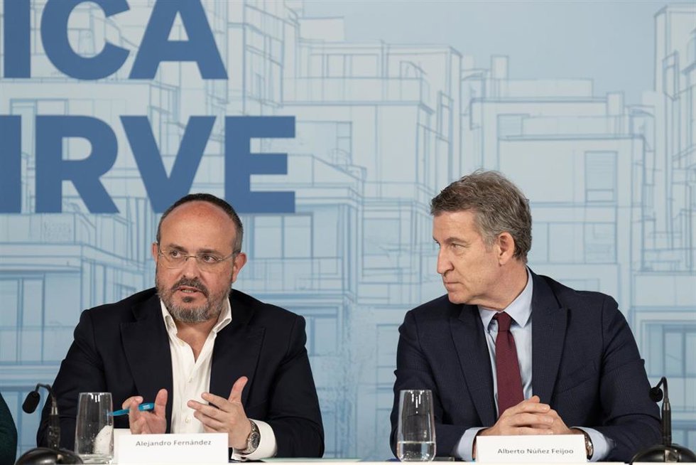Archivo - El presidente del PP en Catalunya, Alejandro Fernández (i), y el presidente del PP, Alberto Núñez Feijóo (d), en una imagen de archivo.