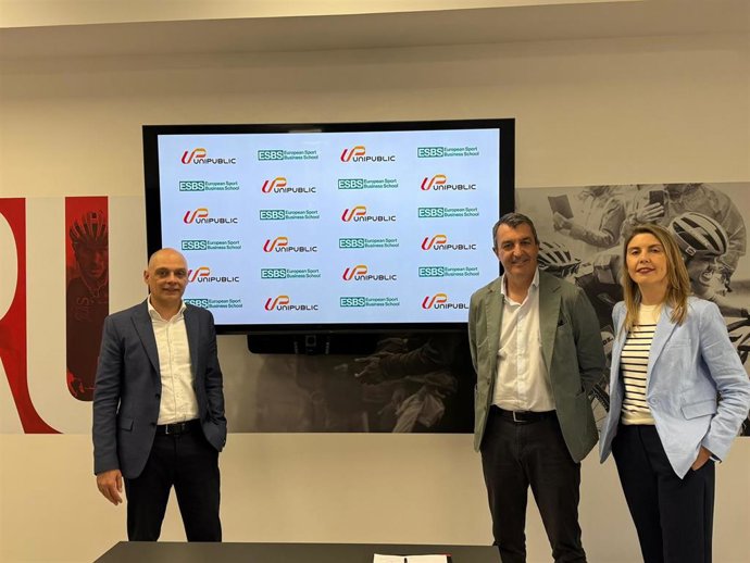 Imagen de la firma del acuerdo de colaboración entre Unipublic y ESBS