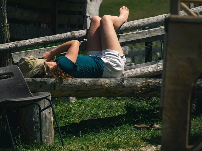 Cómo dormir bien en verano sin aire acondicionado: el 'método egipcio' y otros trucos recomendados por el doctor Felices