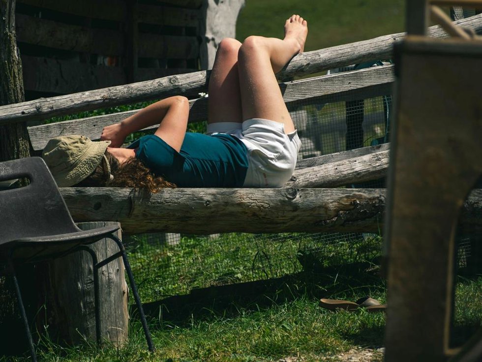 Cómo dormir bien en verano sin aire acondicionado: el 'método egipcio' y otros trucos recomendados por el doctor Felices