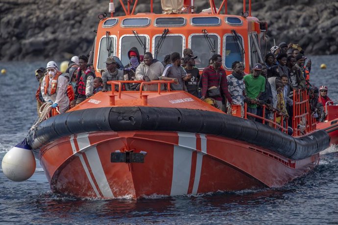Archivo - Decenas de migrantes a su llegada al Puerto de la Restinga, a 26 de noviembre de 2024, en El Hierro, Santa Cruz de Tenerife, Tenerife, Canarias (España). Esta mañana, el helicóptero de salvamento marítimo, Helimer, con base en Santa Cruz de Tene