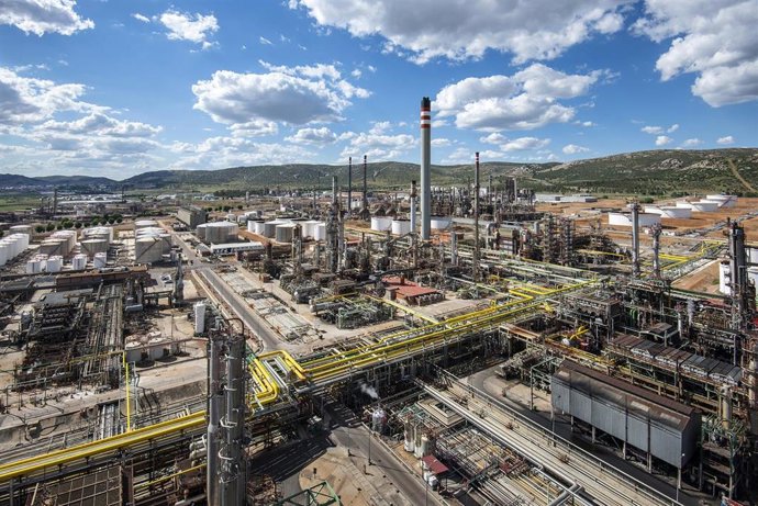 Archivo - Panórámica de la planta de Repsol en Puertollano.