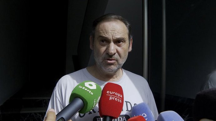 O ex-ministro dos Transportes, José Luis Ábalos, dá declarações à mídia após a busca da UCO em sua casa, em 10 de junho de 2025, em Valência, Comunidade Valenciana (Espanha). Agentes da Unidade Operacional Central (UCO) da Guardia Civil.