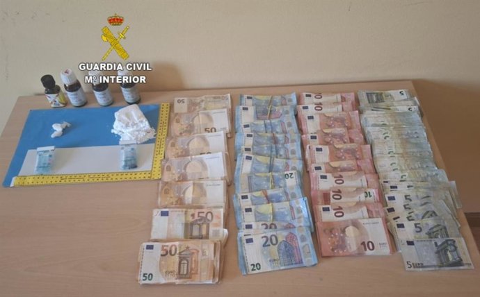 Drogas y dinero intervenidos a una vecina de A Guarda (Pontevedra), detenida tras se interceptada por la Guardia Civil en un control de vehículos.