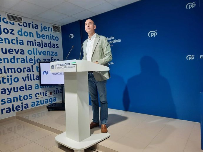 El portavoz del PP de Extremadura, José Ángel Sánchez Juliá, en rueda de prensa en Mérida