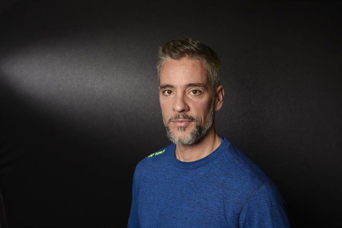 Archivo - El entrenador de la jugadora de bádminton Carolina Marín, Fernando Rivas, posa para Europa Press, en el Centro de Alto Rendimiento de Madrid, a 3 de diciembre de 2021, en Madrid (España).