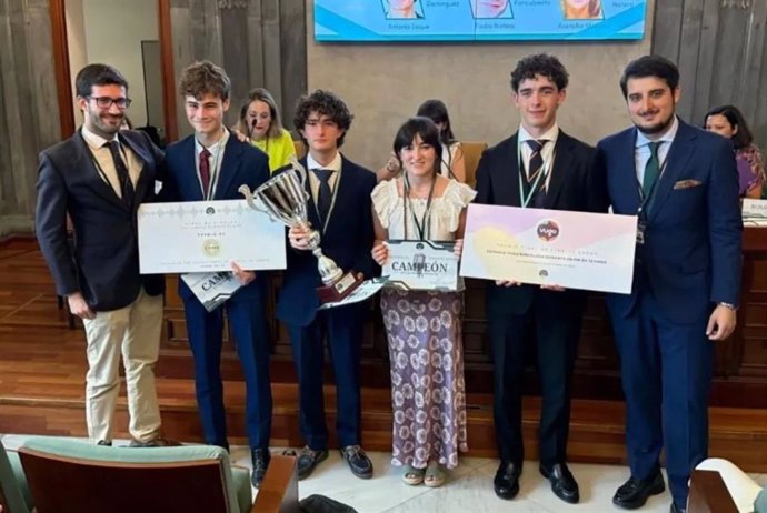 Imagen de los alumnos en la fase final de la Liga Andaluza de Debate