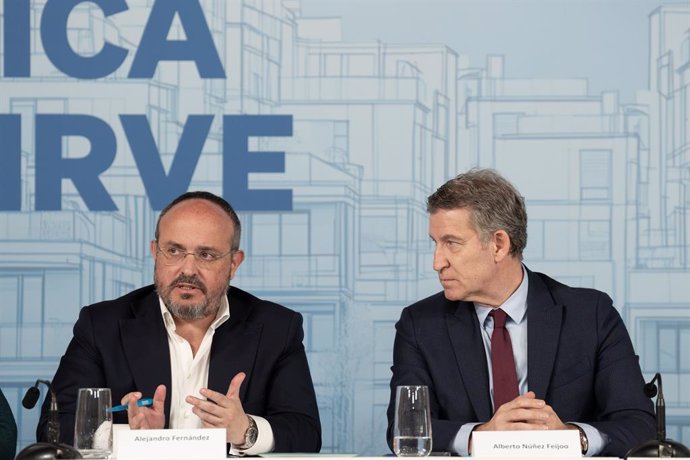 Archivo - El líder del PP a Catalunya, Alejandro Fernández, i el president del partit, Alberto Núñez Feijóo 