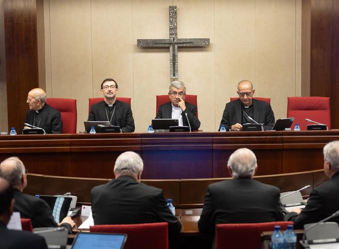 Archivo - Una reunión de los obispos.