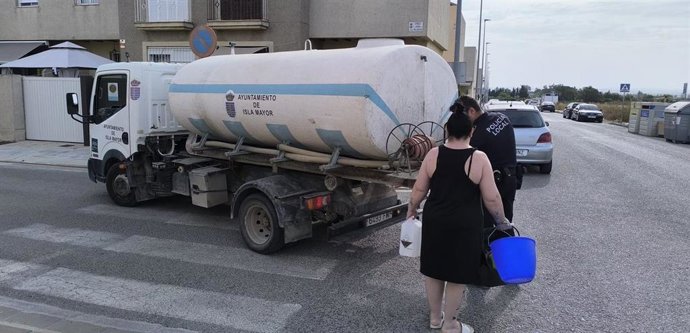 Imagen de reparto de agua en Lebrija