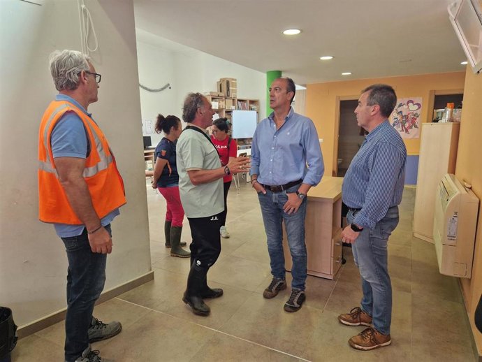 El consejero de Sanidad, José Luis Bancalero, en Azuara.